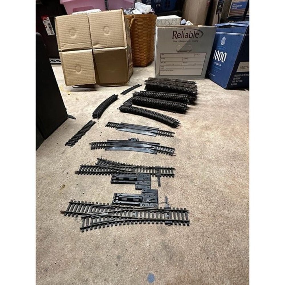 ATLAS HO SCALE LOT OF 80 PIECES SNAPTRACK SEE PHOTOS RERAILER 18' R 9' STRAIGHT - Picture 3 of 12
